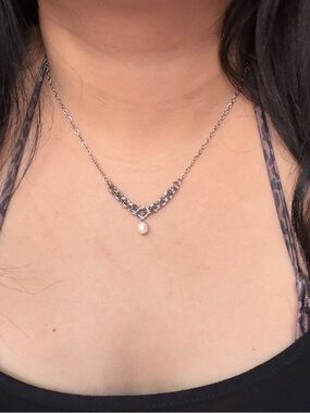 Dainty Pearl Drop Charm Silver Necklace
Single Freshwater Pearl Drop
Necklace